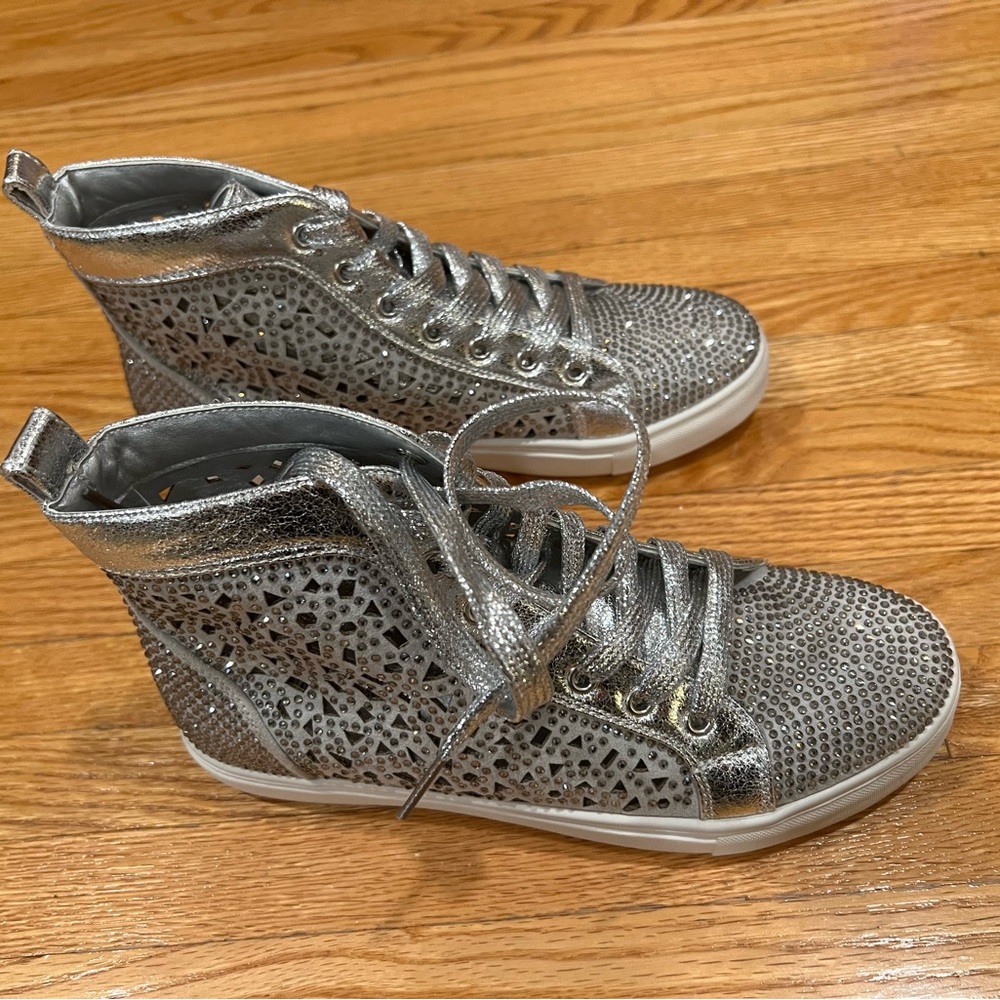 Lady Couture Silver Sneaker!